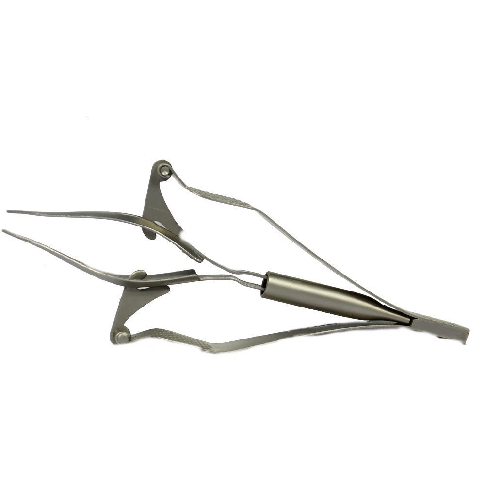 Ein chirurgisches Klemminstrument aus Metall mit gebogenen Spitzen.