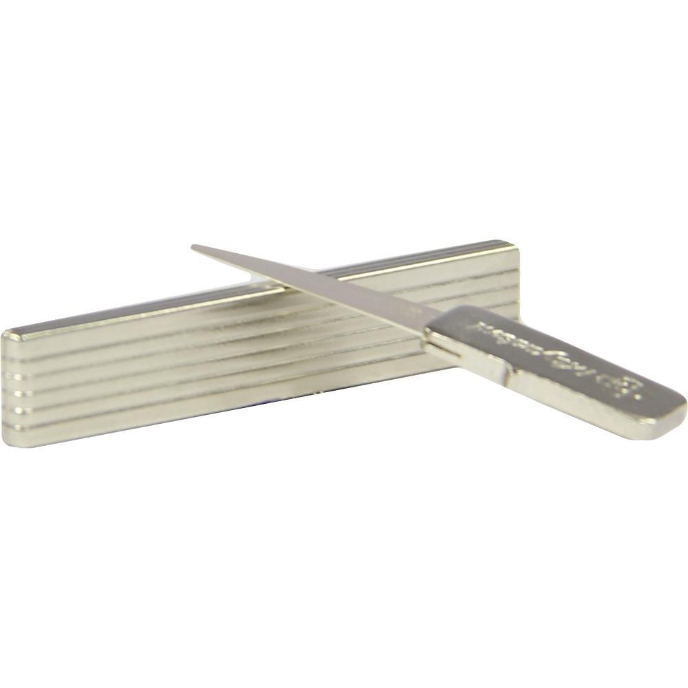 Ein silberner Krawattenhalter und eine schmale, flache Metallklinge.