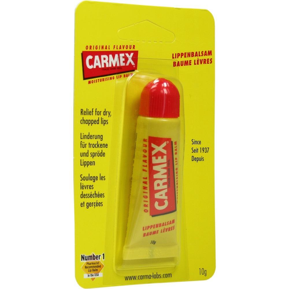 Eine gelbe Carmex-Lippenbalsam-Tube mit rotem Deckel in Verpackung.