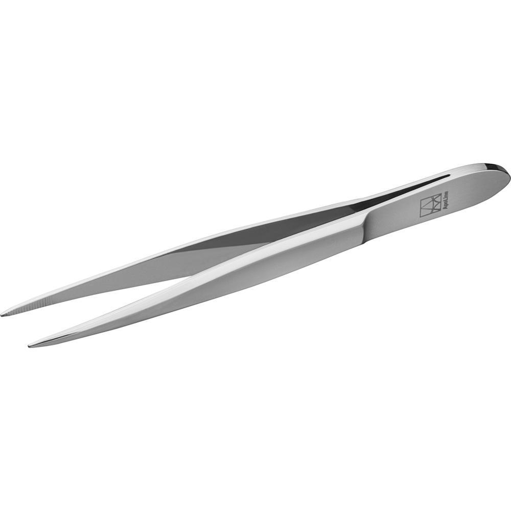 Eine silberne Pinzette liegt auf wei&szlig;em Hintergrund.