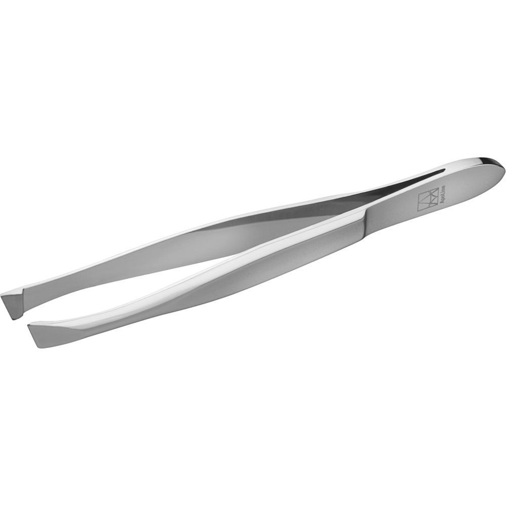 Eine silberne Pinzette mit spitzen Enden liegt auf wei&szlig;em Hintergrund.