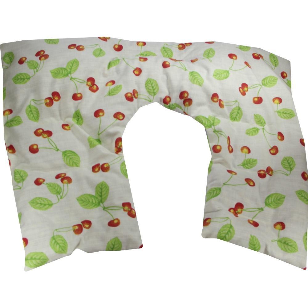 Ein weißes Kissen mit roten Kirschen und grünen Blättern ist zu sehen.