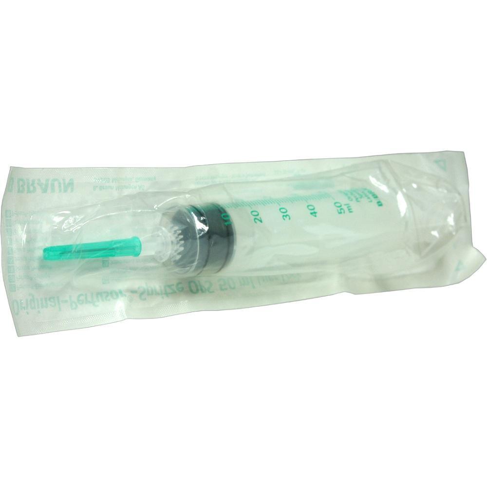 Eine verpackte medizinische Spritze mit gr&uuml;ner Spitze.