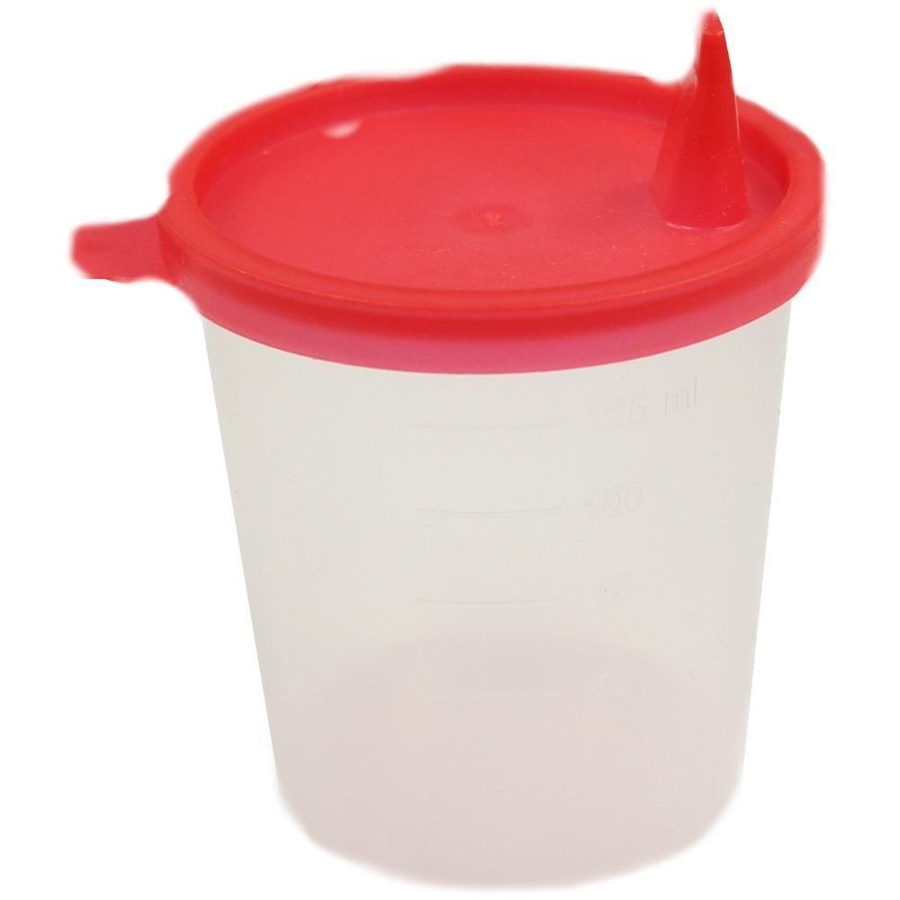 Transparenter Plastikbecher mit rotem Deckel und Schnabel.