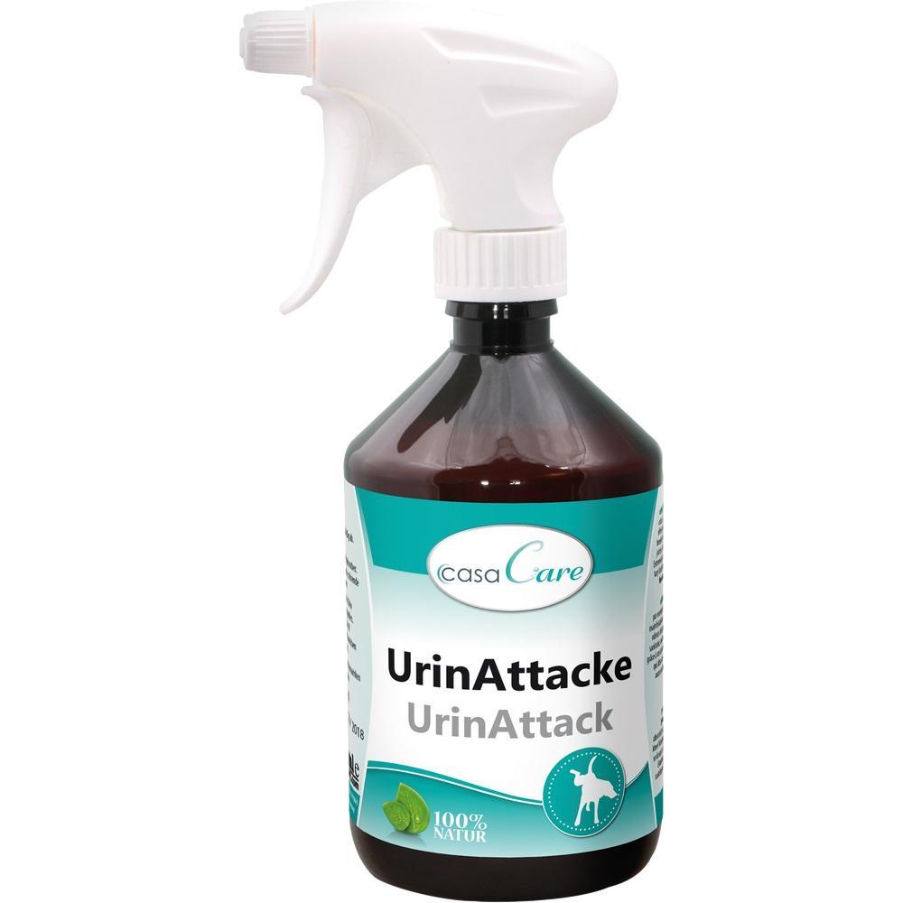 Sprayflasche mit etiket&shy;tiertem Reinigungsmittel namens "UrinAttacke".