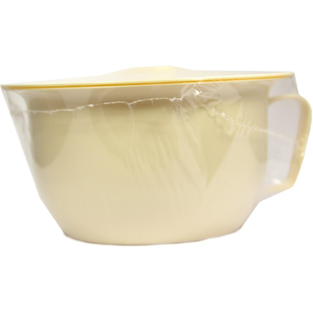 Eine beige Plastikschüssel mit Griff, leicht transparent.
