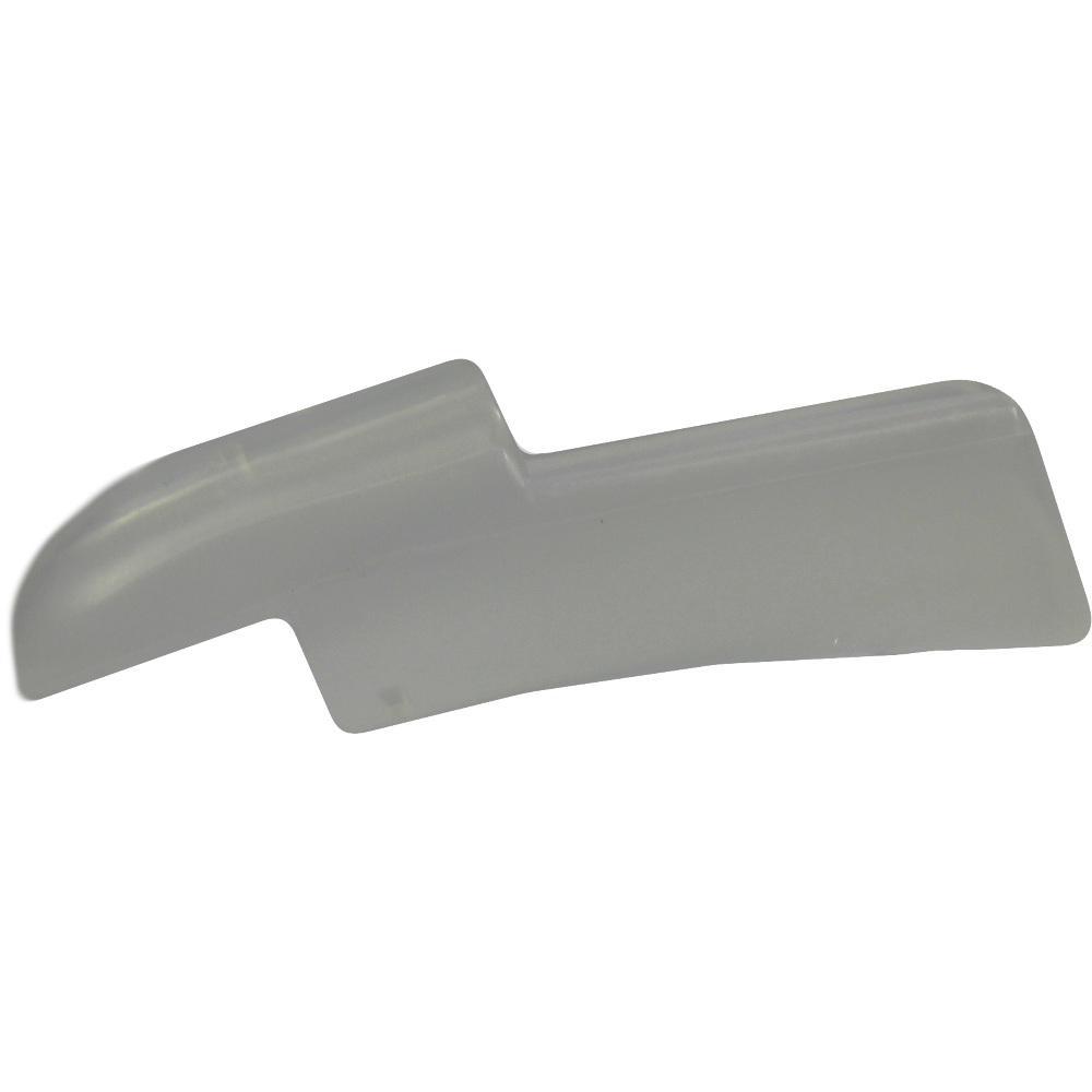 Ein graues, gebogenes Plastikteil liegt vor weißem Hintergrund.