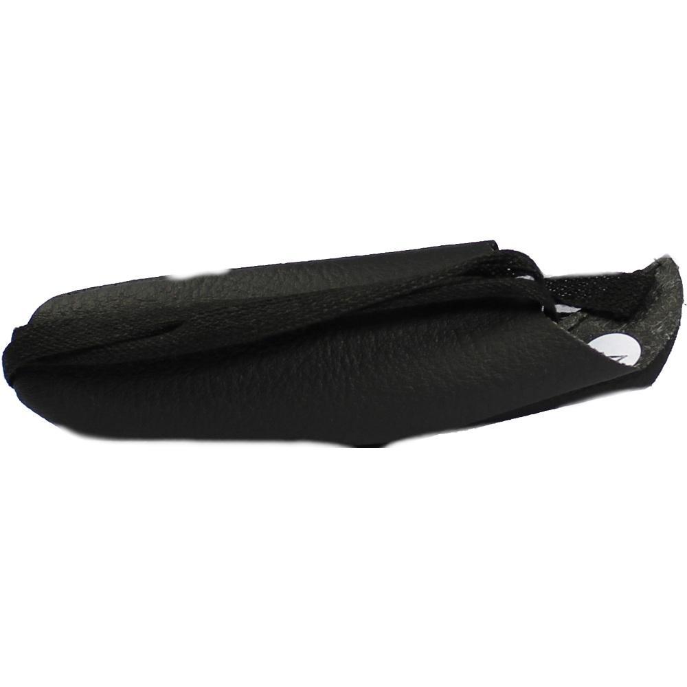 Ein schwarzer Leder-Ballettschuh auf weißem Hintergrund.