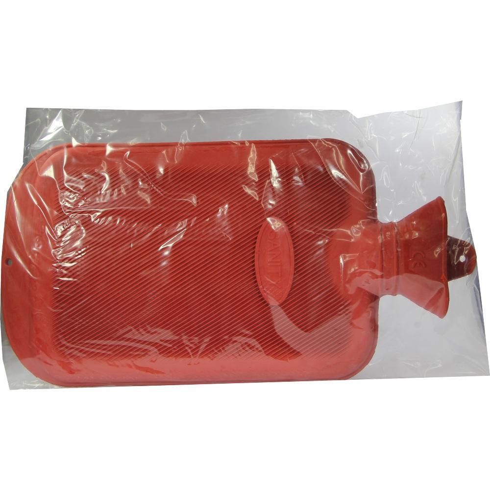 Eine rote Wärmflasche in einer durchsichtigen Plastikverpackung.
