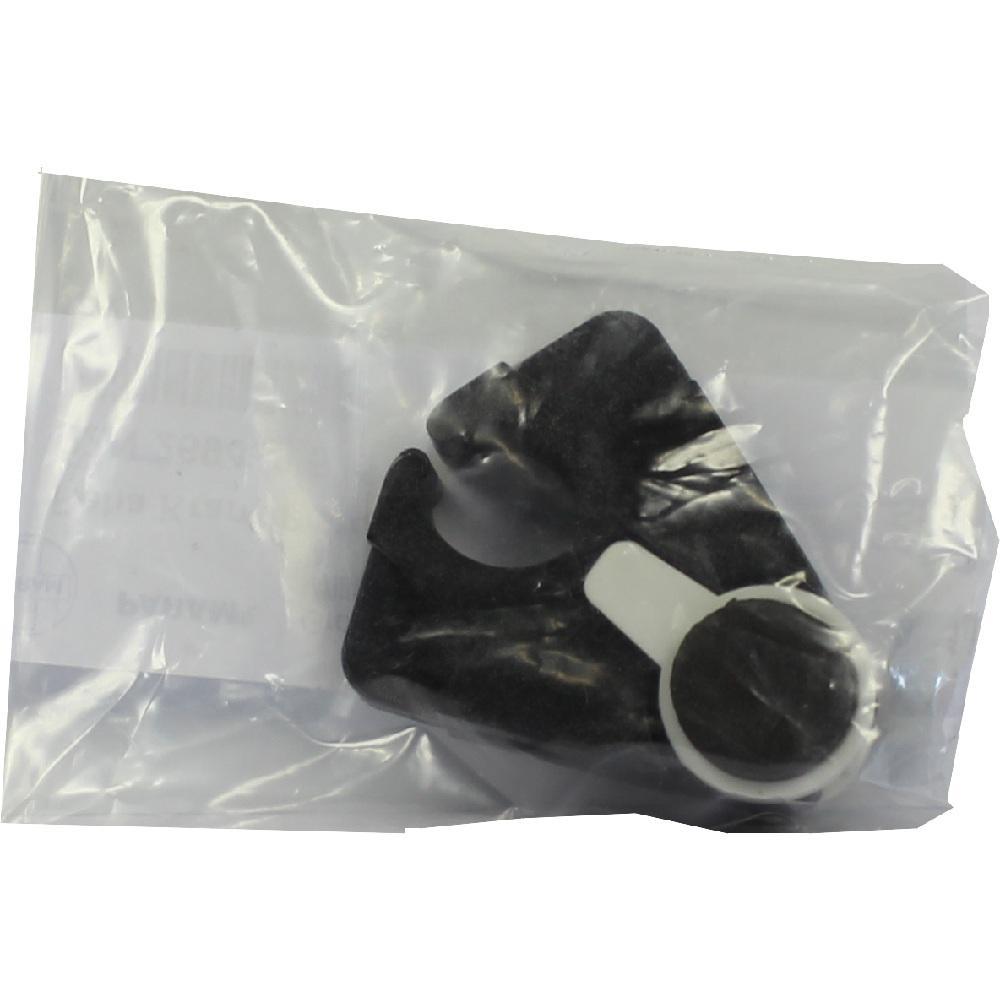 Ein schwarzes Plastikteil mit weißem Ring in einer durchsichtigen Plastiktüte.