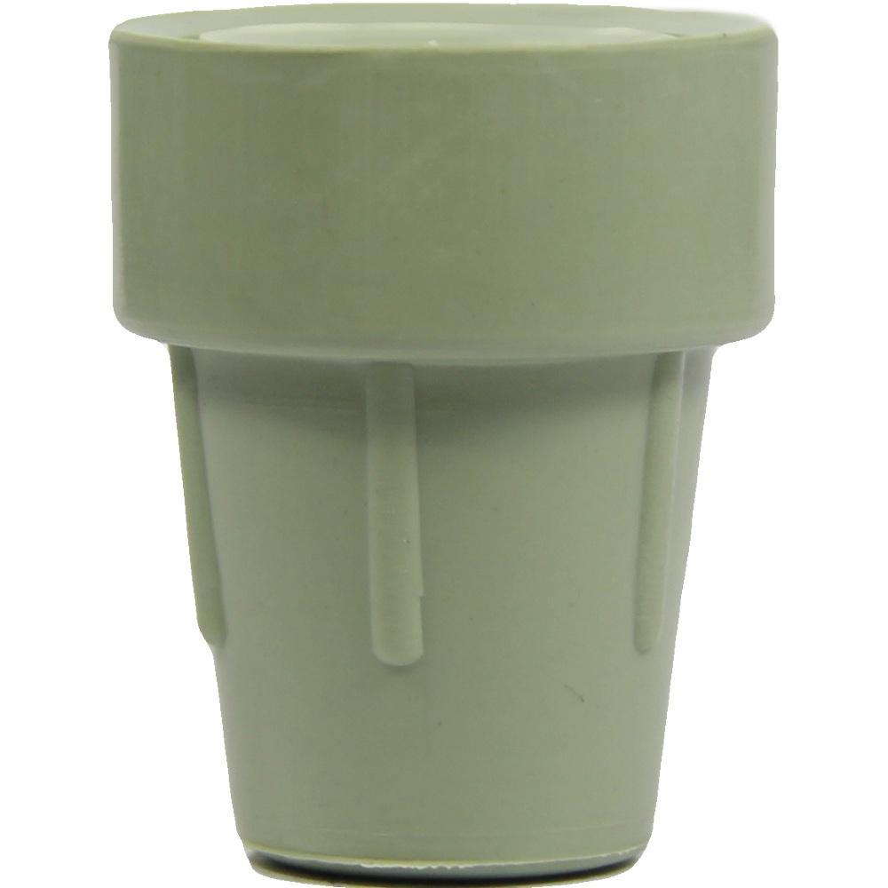 Grauer, hoher Becher aus Kunststoff steht auf einem weißen Hintergrund.