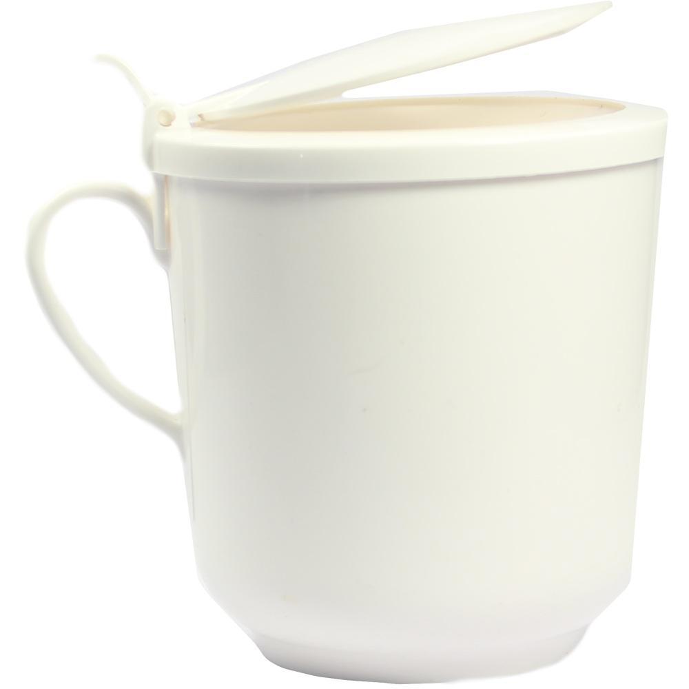 Weiße Tasse aus Kunststoff mit Klappdeckel.