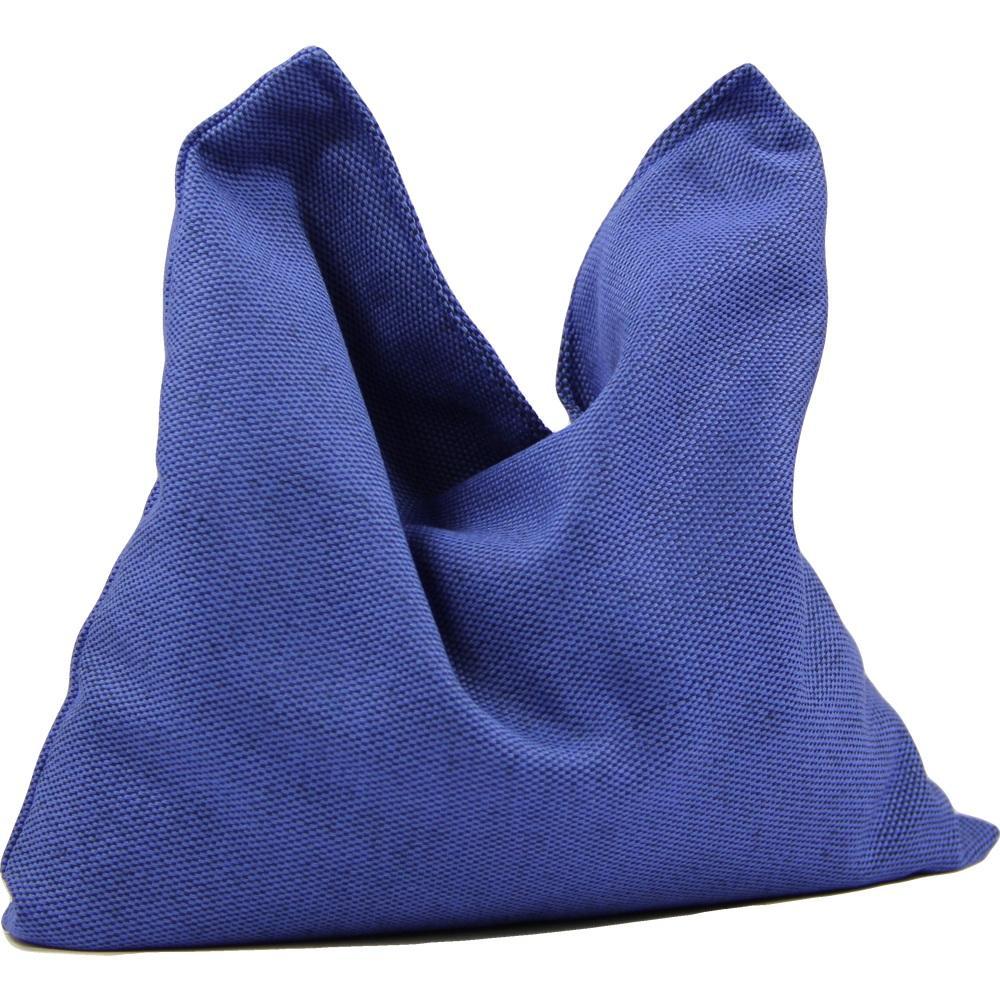 Eine blaue Stofftasche liegt in einer locker gefalteten Form da.