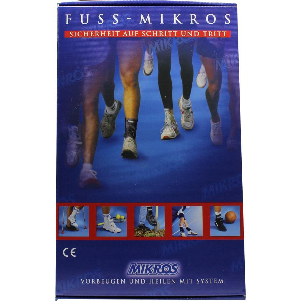 Füße in Sportschuhen gehen auf blauem Boden.