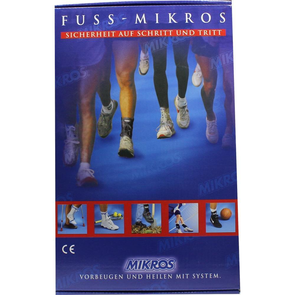 Mehrere Beine in Sportschuhen bewegen sich auf blauem Boden.