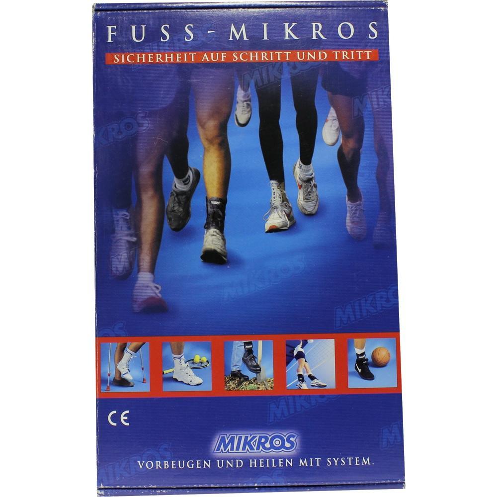 Sechs Personen gehen nebeneinander auf blauem Boden, alle tragen Sportschuhe.