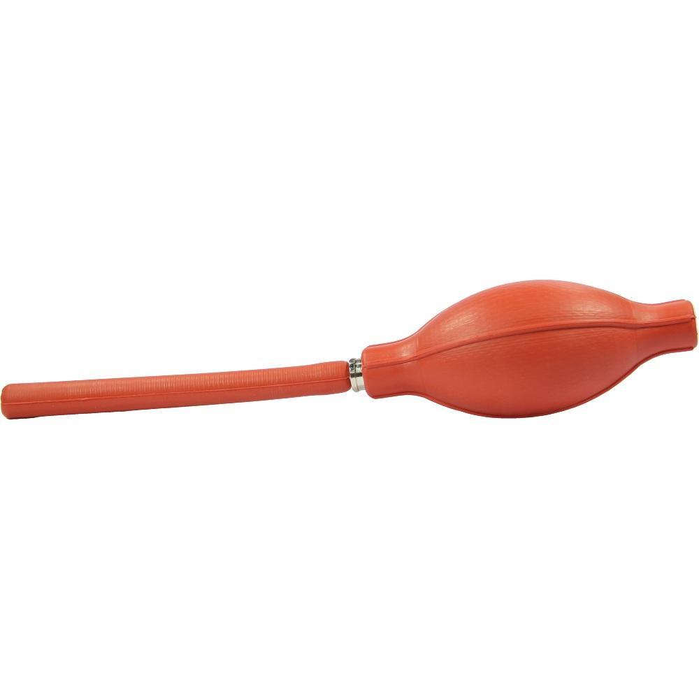 Ein oranger Gummibalg mit langem Schlauch auf weißem Hintergrund.