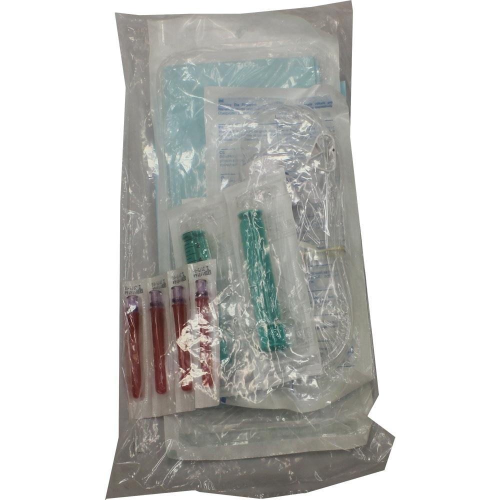 Ein medizinisches Set in einer Plastikverpackung mit Spritzen und R&ouml;hrchen.