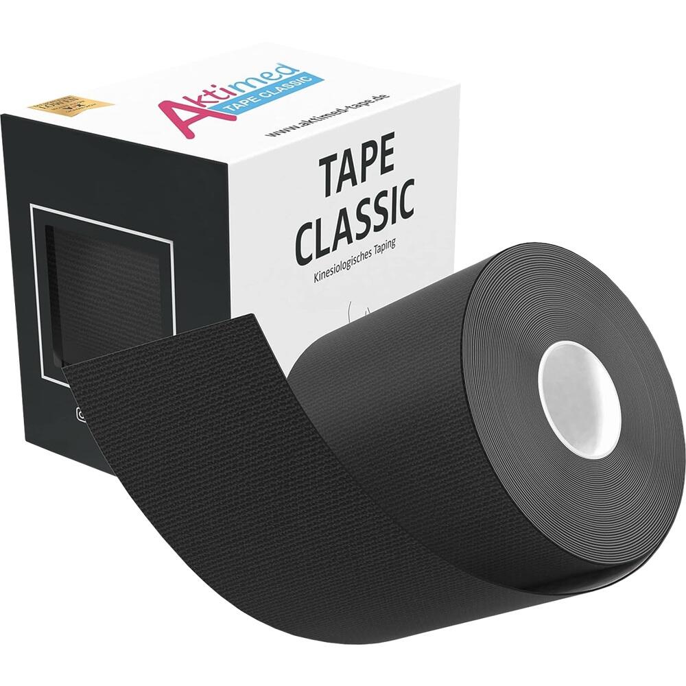 Eine Rolle schwarzes Kinesiologie-Tape liegt vor der Verpackung.