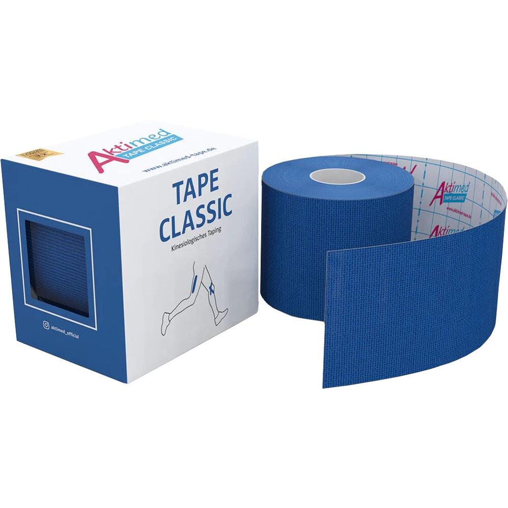 Eine blaue Rolle Kinesiotape neben einer wei&szlig;en Verpackung.