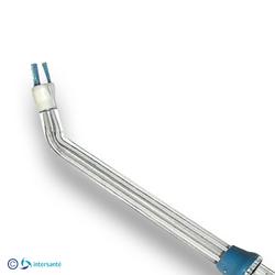 Ein silbernes, gebogenes Metallrohr mit blauen Dr&auml;hten an einem Ende.