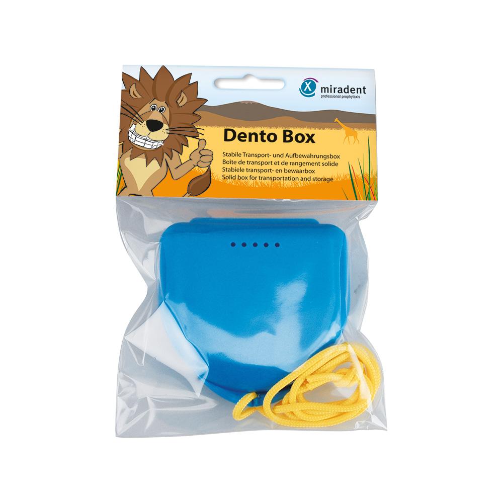 Blaue Box mit gelber Schnur in transparenter Verpackung, darüber ein lächelnder Löwe.