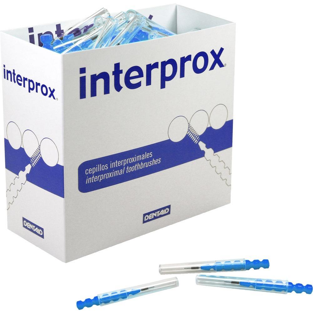 Eine Packung mit blauen Interdentalb&uuml;rsten und zwei herausgenommenen B&uuml;rsten.