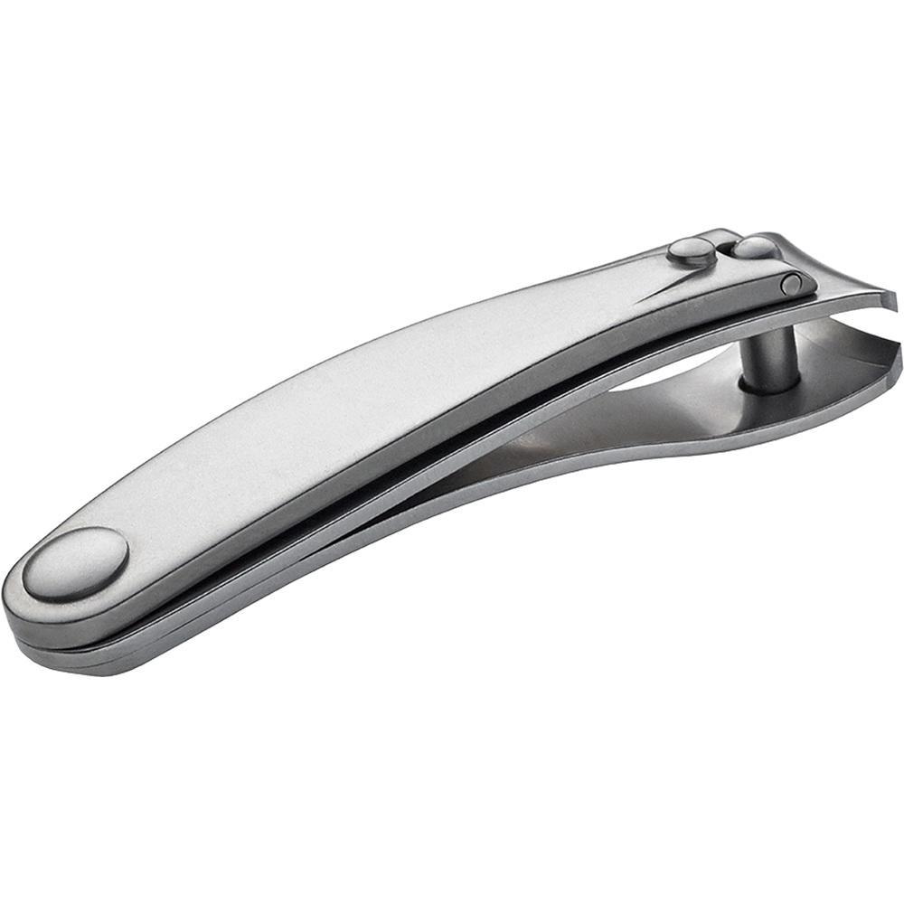 Ein silberner Nagelknipser liegt auf einem wei&szlig;en Hintergrund.