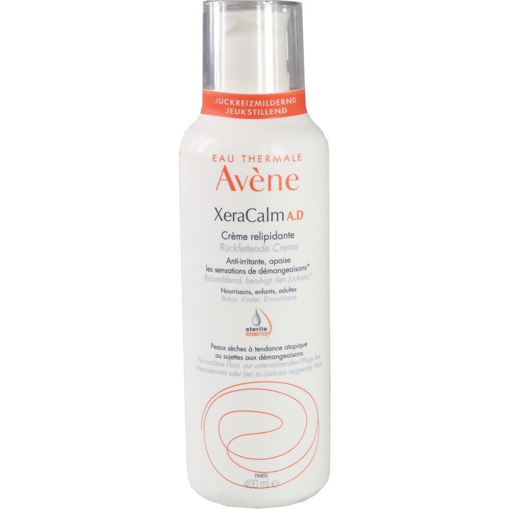Weiße Flasche mit Avene XeraCalm A.D Creme gegen Juckreiz.
