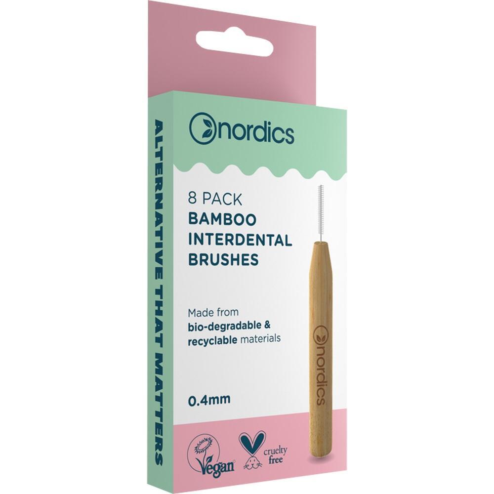 Verpackung mit 8 umweltfreundlichen Interdentalbürsten aus Bambus, vegan und tierversuchsfrei.