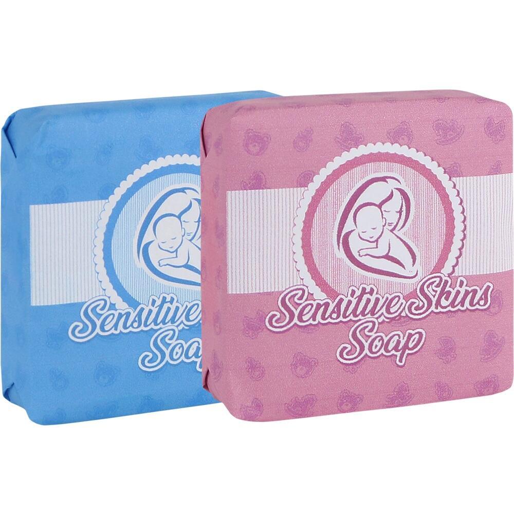 Zwei Seifenverpackungen, eine blau, eine rosa, mit der Aufschrift "Sensitive Skins Soap".