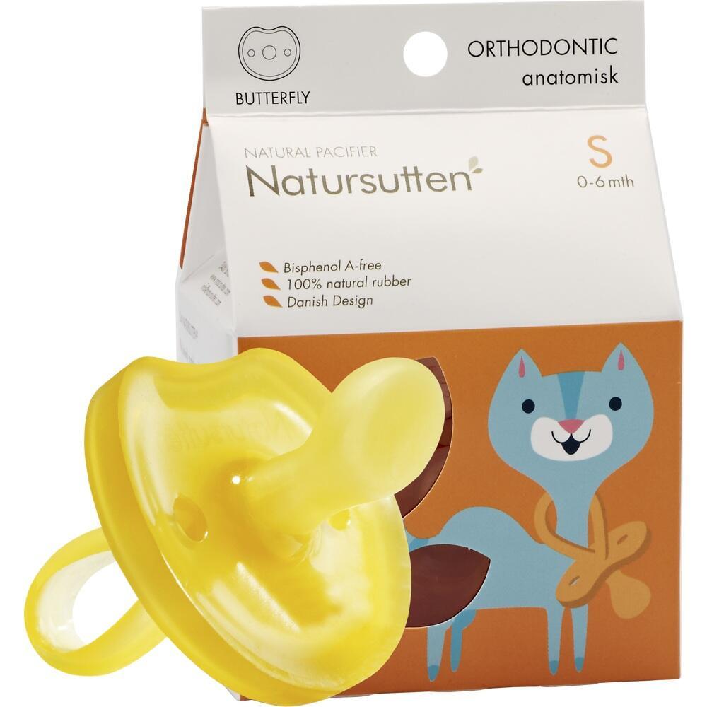 Gelber Schnuller aus Naturkautschuk vor einer Verpackung mit Tiermotiv.