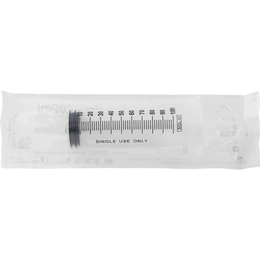 Eine verpackte Einwegspritze liegt auf einem Tisch.