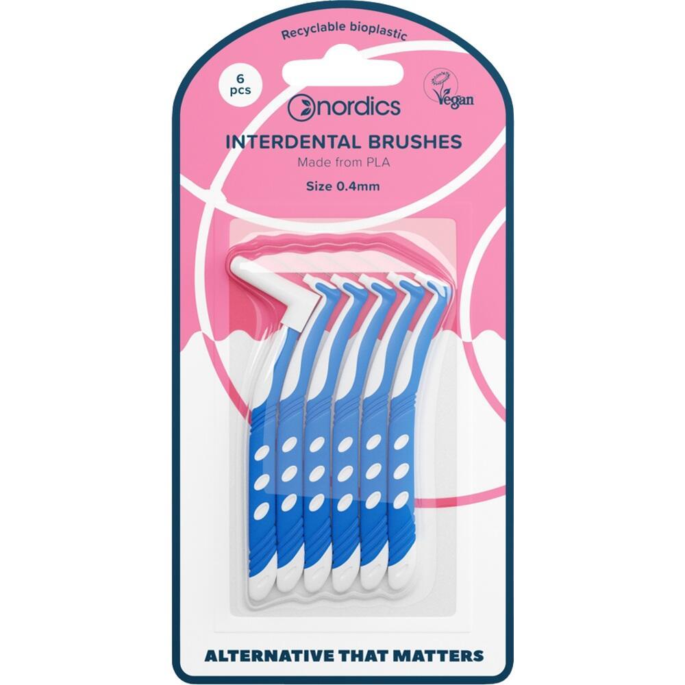 Verpackung mit sechs blauen Interdentalb&uuml;rsten aus recycelbarem Bioplastik.