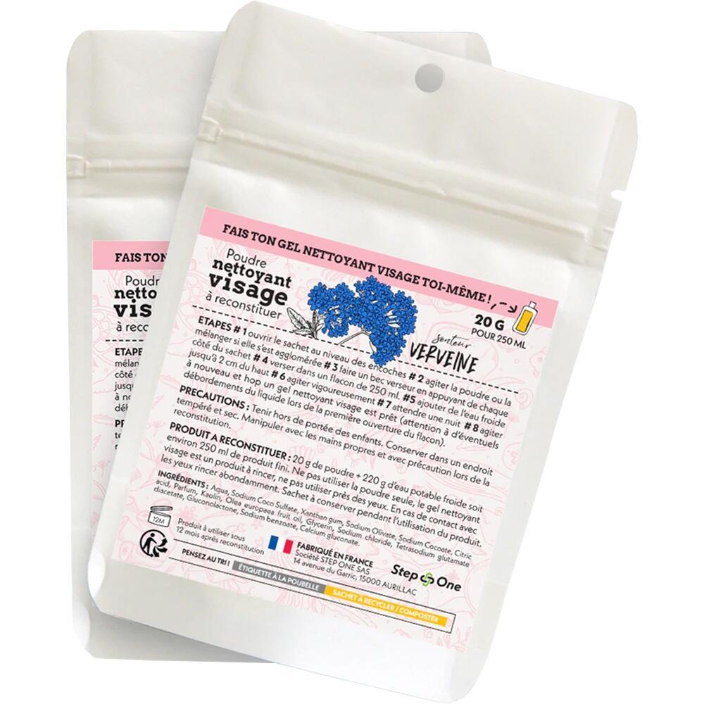 Zwei wei&szlig;e Beutel mit Puder f&uuml;r ein selbstgemachtes Gesichtsreinigungsgel.