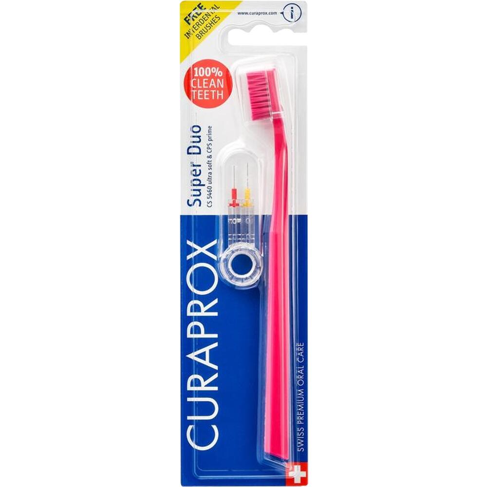 Eine pinke Zahnb&uuml;rste in einer blauen Verpackung mit zwei Interdentalb&uuml;rsten.