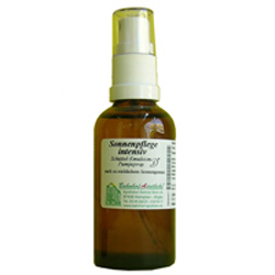 Braune Spr&uuml;hflasche mit Etikett und wei&szlig;em Spr&uuml;hkopf.